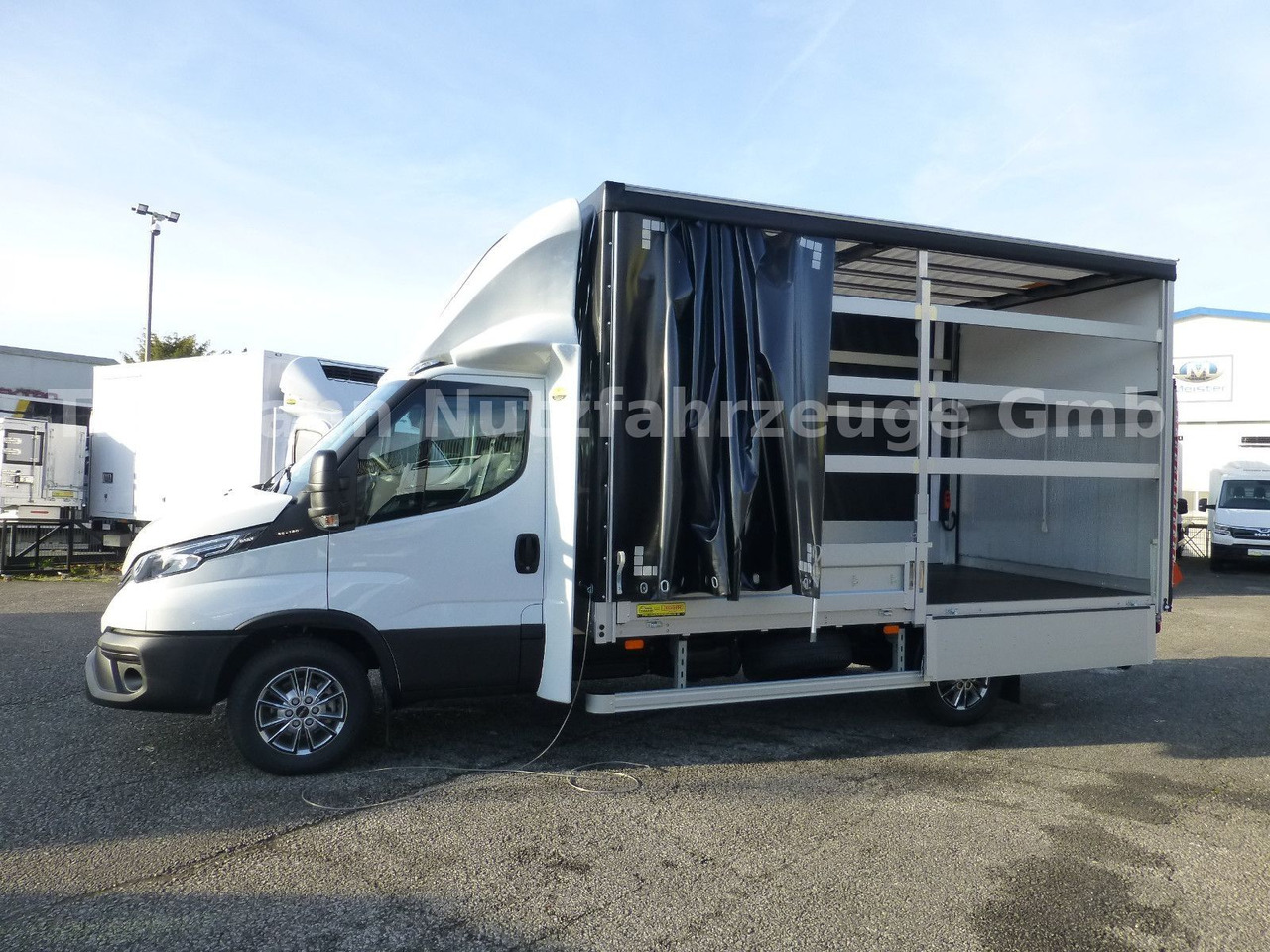 Iveco Daily 35S18 Pritsche Plane LBW Navi/ACC Tempomat - 侧帘货车:图4 Iveco Daily 35S18 Pritsche Plane LBW Navi/ACC Tempomat - 侧帘货车:图4