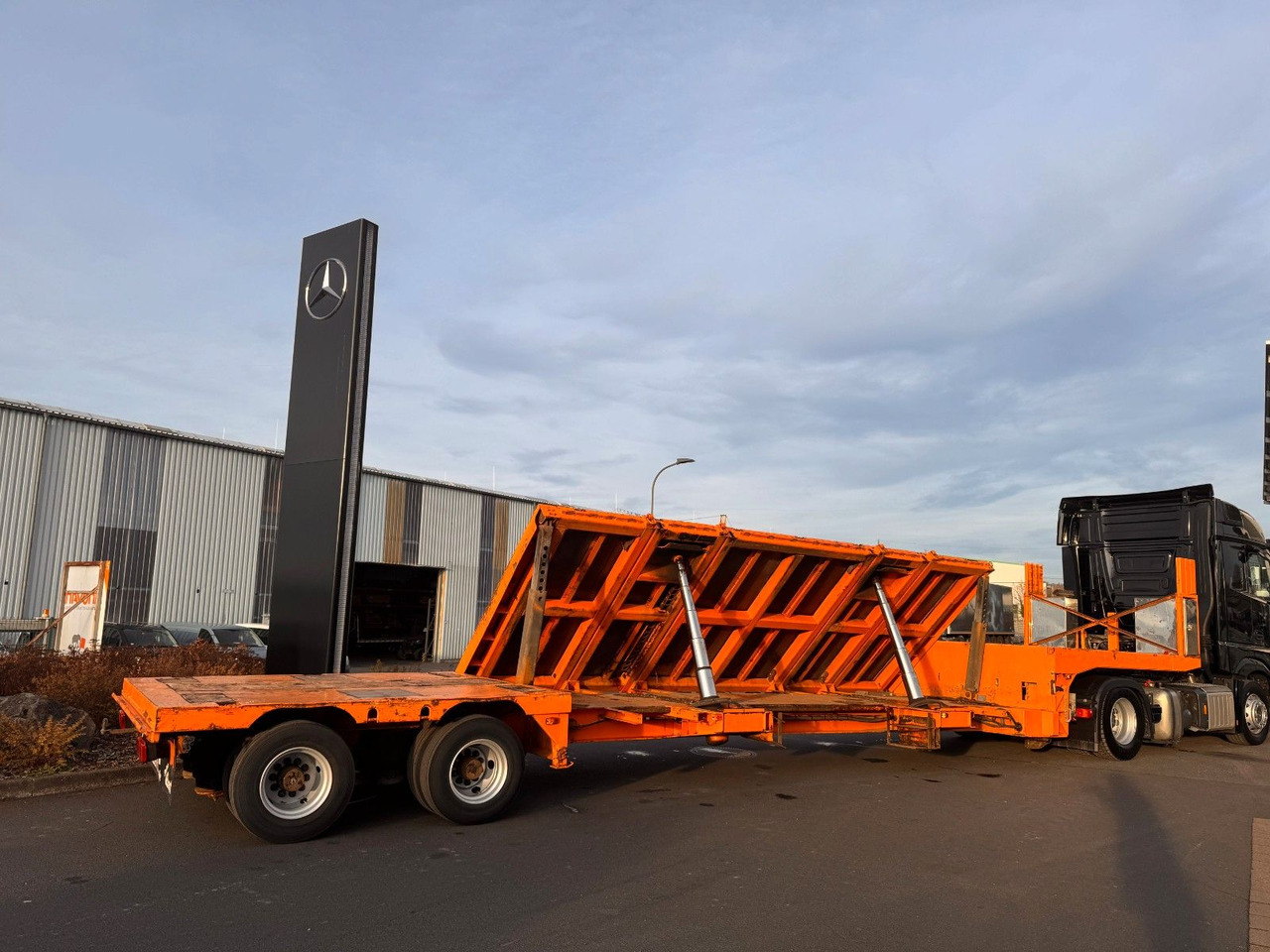 Dinkel DSAFA 36000 Schräglader/Tieflader 2x Lenkachse - 低装载半拖车:图1 Dinkel DSAFA 36000 Schräglader/Tieflader 2x Lenkachse - 低装载半拖车:图1