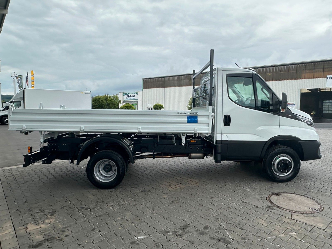 Iveco 70C18H 3-S.-Kipper Meiller *R3.450mm*2xAHK* - 翻斗货车:图4 Iveco 70C18H 3-S.-Kipper Meiller *R3.450mm*2xAHK* - 翻斗货车:图4