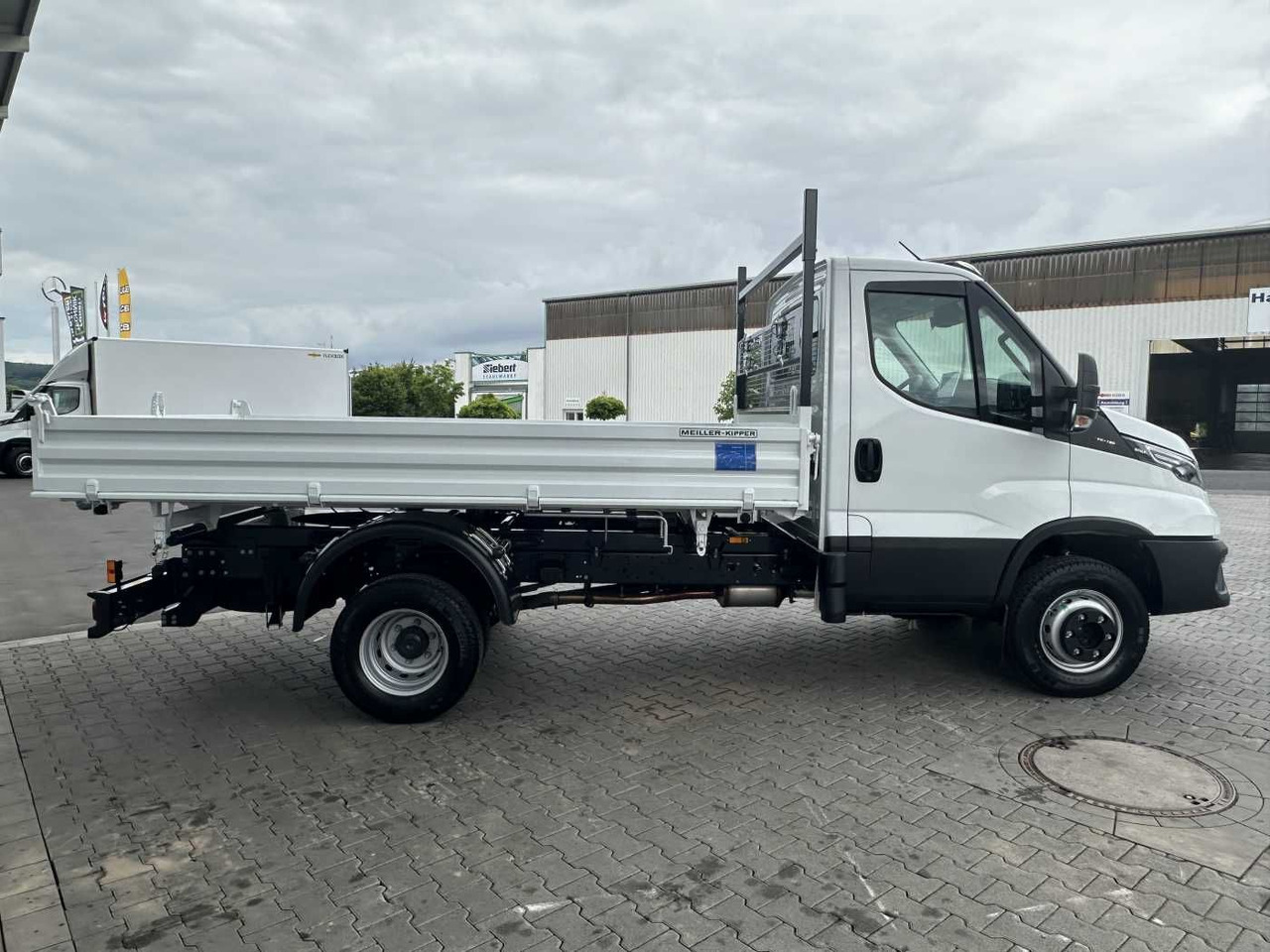 Iveco 70C18H 3-S.-Kipper Meiller *R3.450mm*2xAHK* - 翻斗货车:图4 Iveco 70C18H 3-S.-Kipper Meiller *R3.450mm*2xAHK* - 翻斗货车:图4