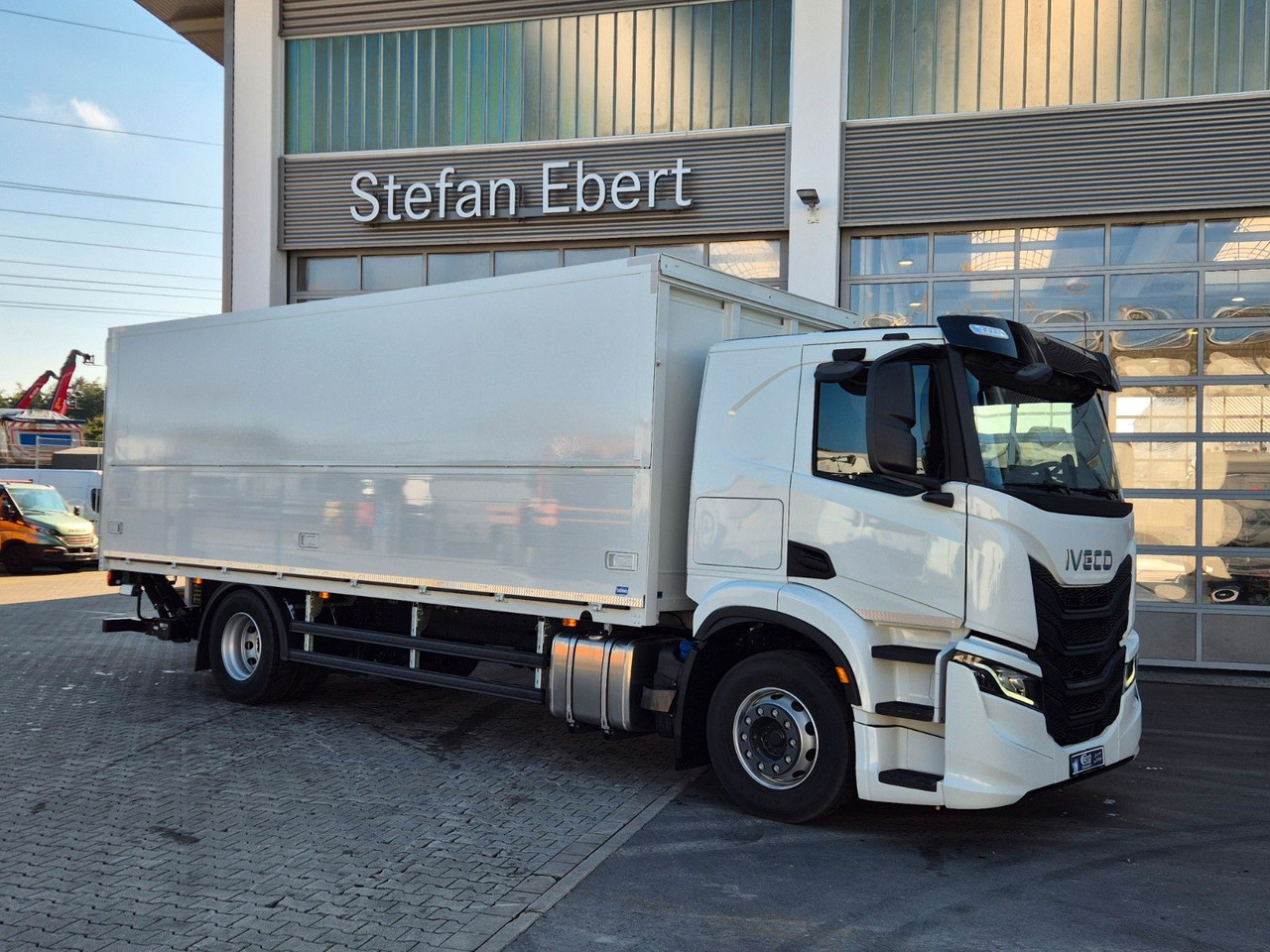 Iveco AT190S40/FP Böse Schwenkwand LBW AHK - 厢式卡车:图4 Iveco AT190S40/FP Böse Schwenkwand LBW AHK - 厢式卡车:图4