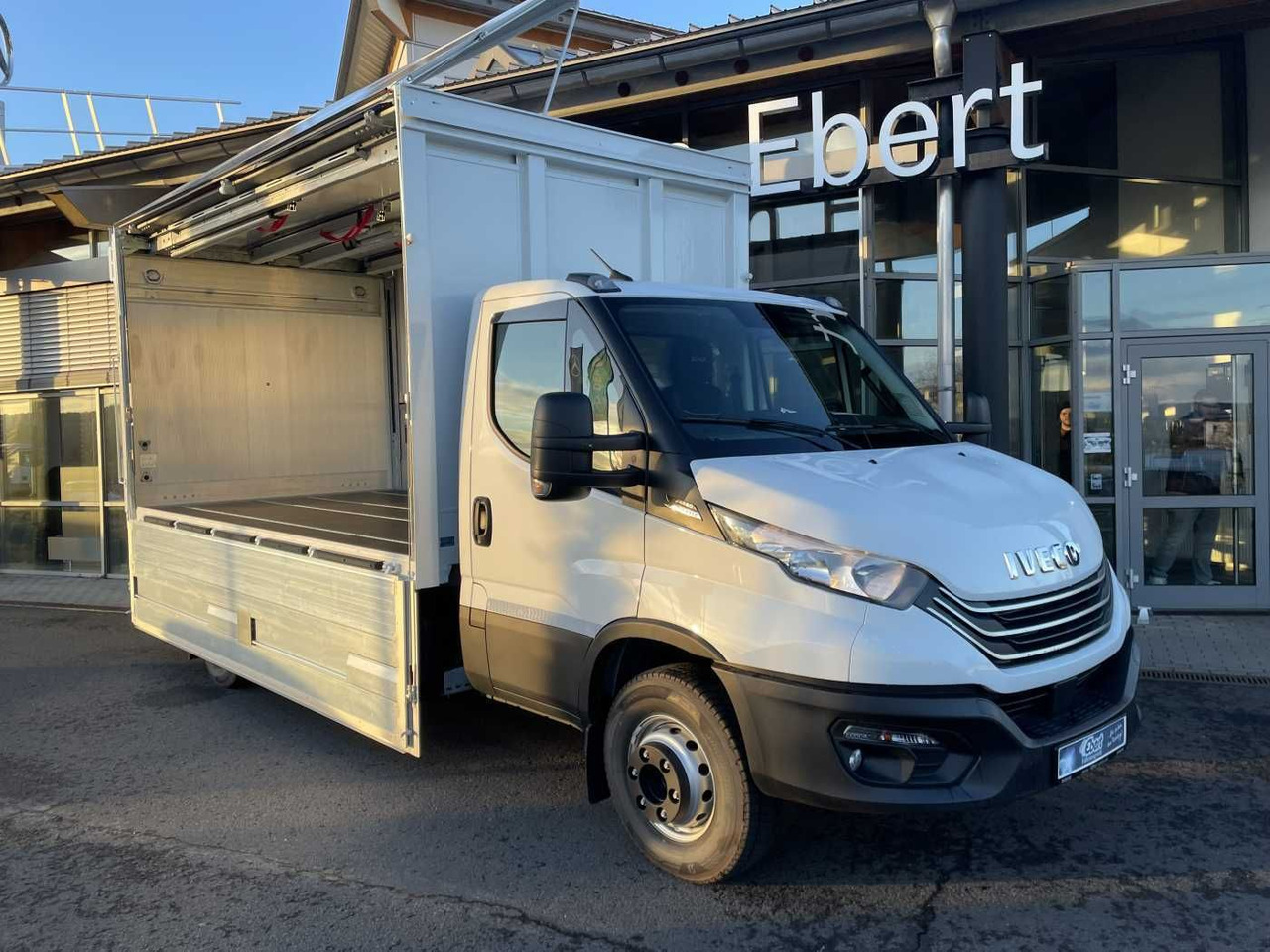 Iveco Daily 70C18 HA8 *LBW*Schwenkwandkoffer* - 厢式货车:图2 Iveco Daily 70C18 HA8 *LBW*Schwenkwandkoffer* - 厢式货车:图2