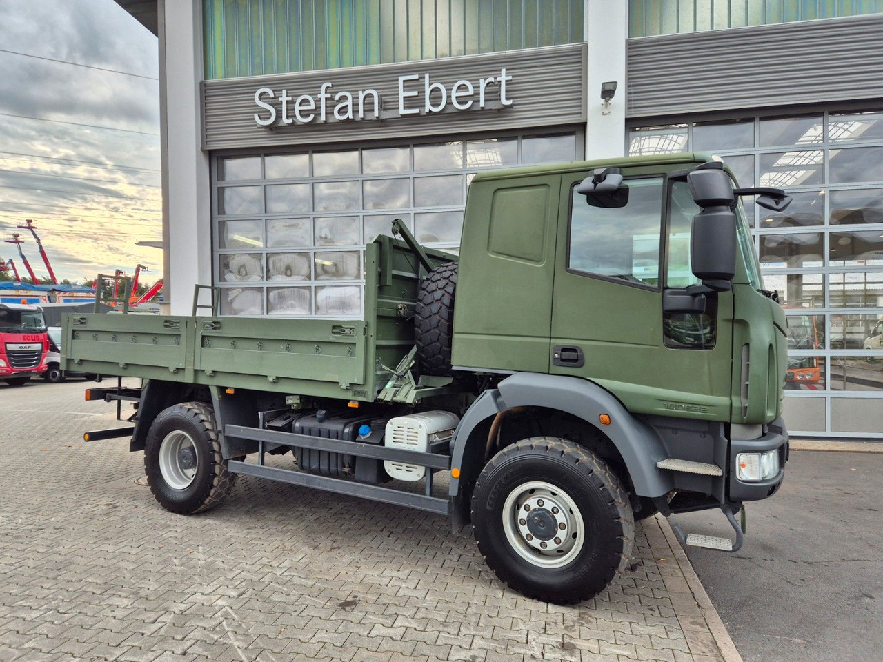Iveco Eurocargo ML100E22WM-BW 4x4 Pritsche L-Haus Bett - 栏板式/ 平板卡车:图4 Iveco Eurocargo ML100E22WM-BW 4x4 Pritsche L-Haus Bett - 栏板式/ 平板卡车:图4