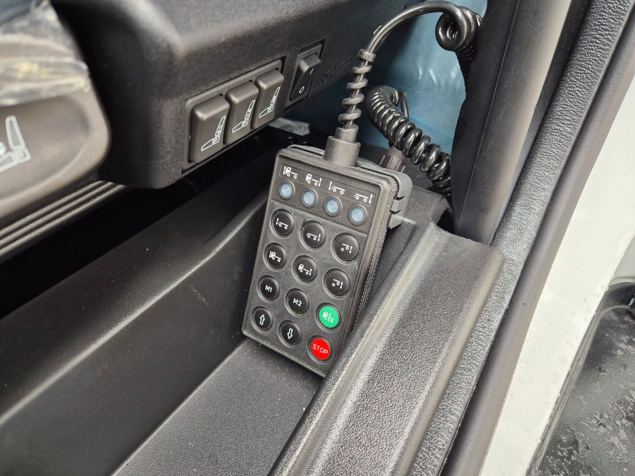 饮料运输车 Iveco Eurocargo ML120EL25/P Böse Schiebeplanen LBW AHK:图27 饮料运输车 Iveco Eurocargo ML120EL25/P Böse Schiebeplanen LBW AHK:图27