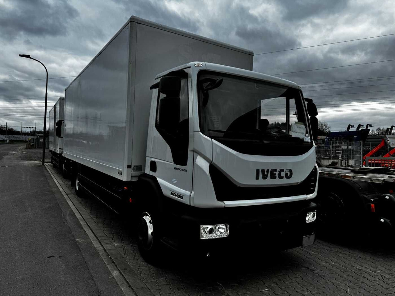 Iveco Eurocargo ML140E28/P 4x2 *LBW*AHK*Klima / 3x - 厢式卡车:图1 Iveco Eurocargo ML140E28/P 4x2 *LBW*AHK*Klima / 3x - 厢式卡车:图1