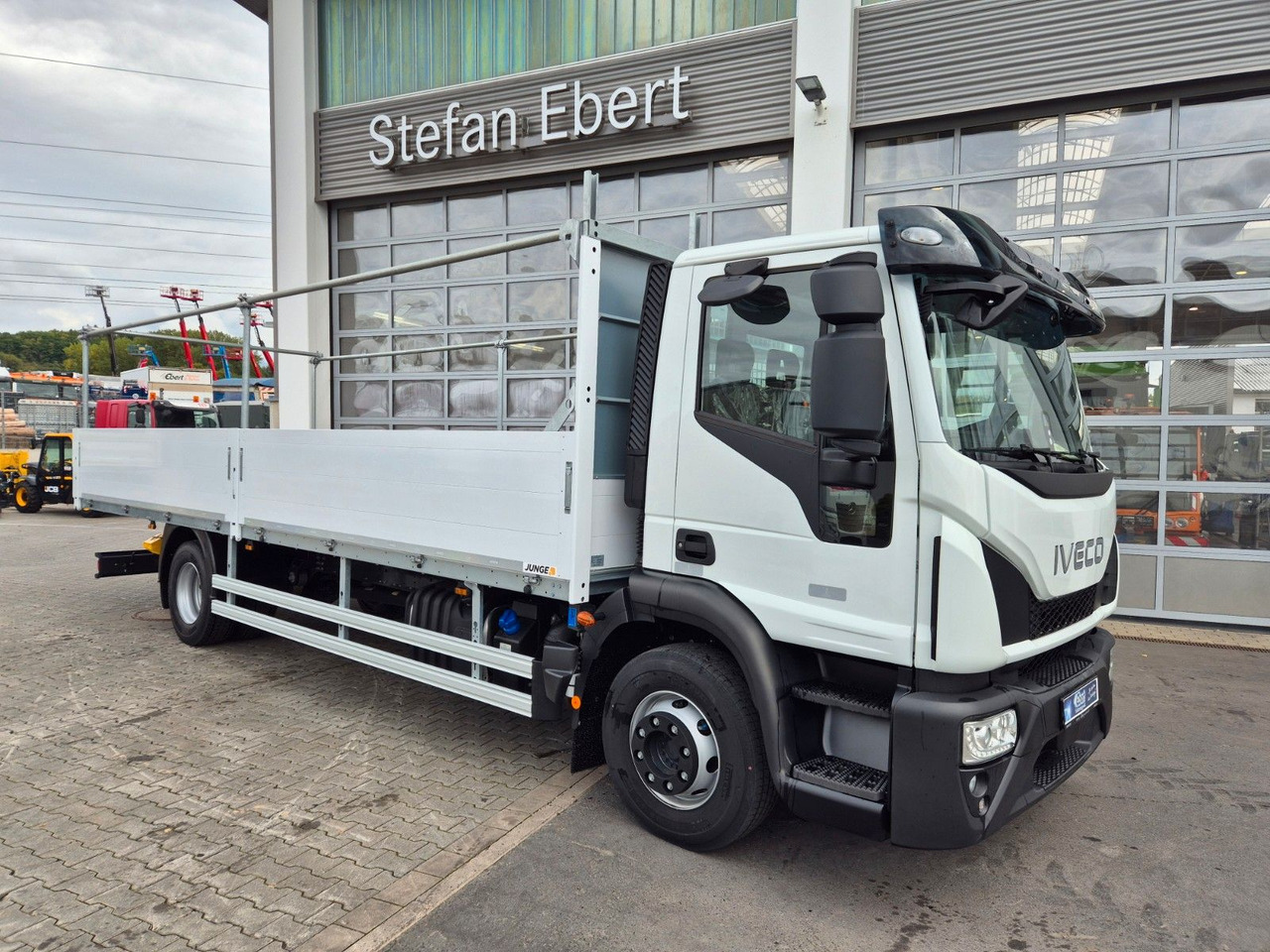 Iveco Eurocargo ML140E28/P Gerüstbau 3 Sitze AHK Klima - 栏板式/ 平板卡车:图4 Iveco Eurocargo ML140E28/P Gerüstbau 3 Sitze AHK Klima - 栏板式/ 平板卡车:图4
