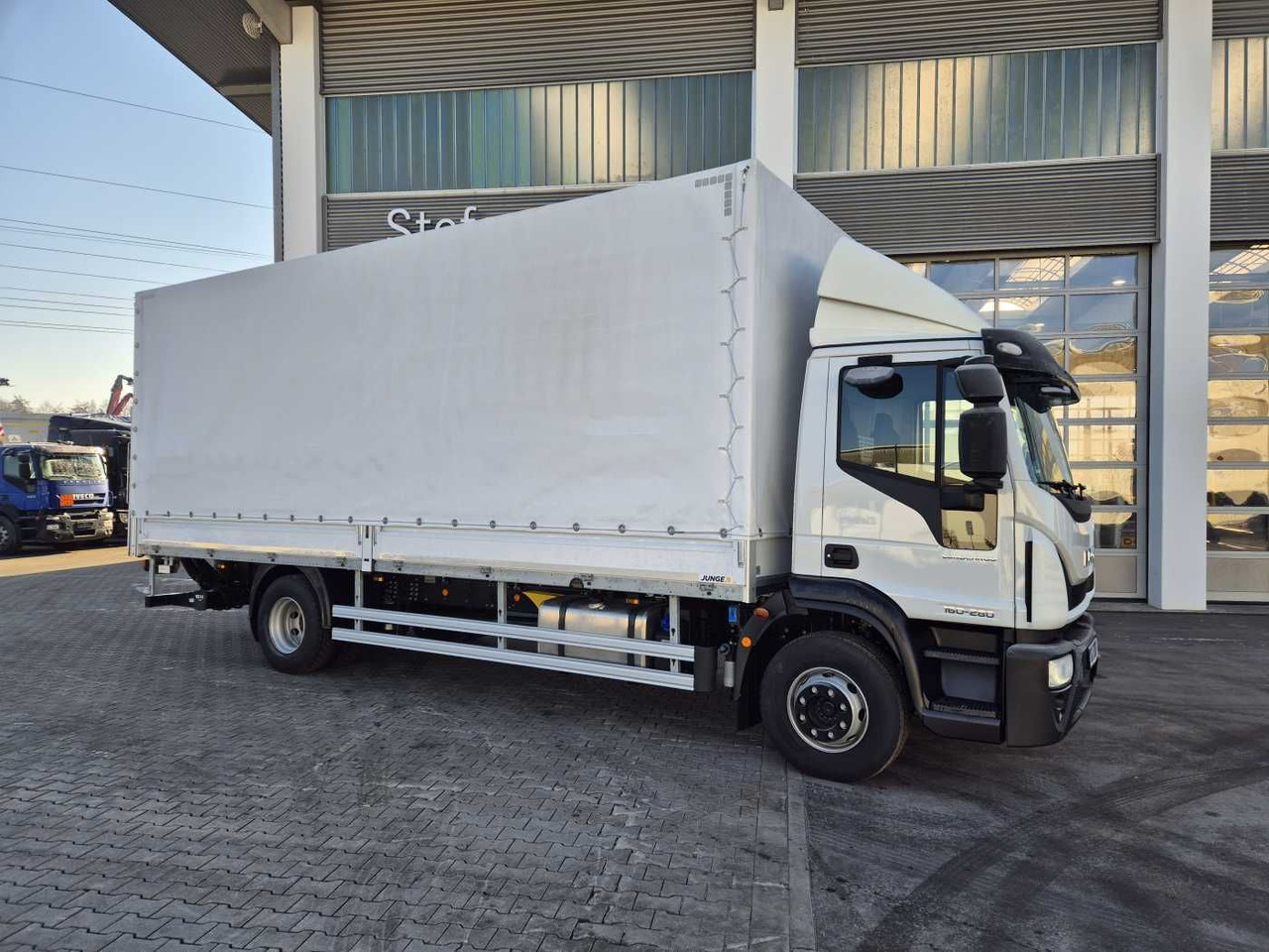 Iveco Eurocargo ML160E28/P LBW Bär Schiebeplane AHK - 侧帘卡车:图4 Iveco Eurocargo ML160E28/P LBW Bär Schiebeplane AHK - 侧帘卡车:图4