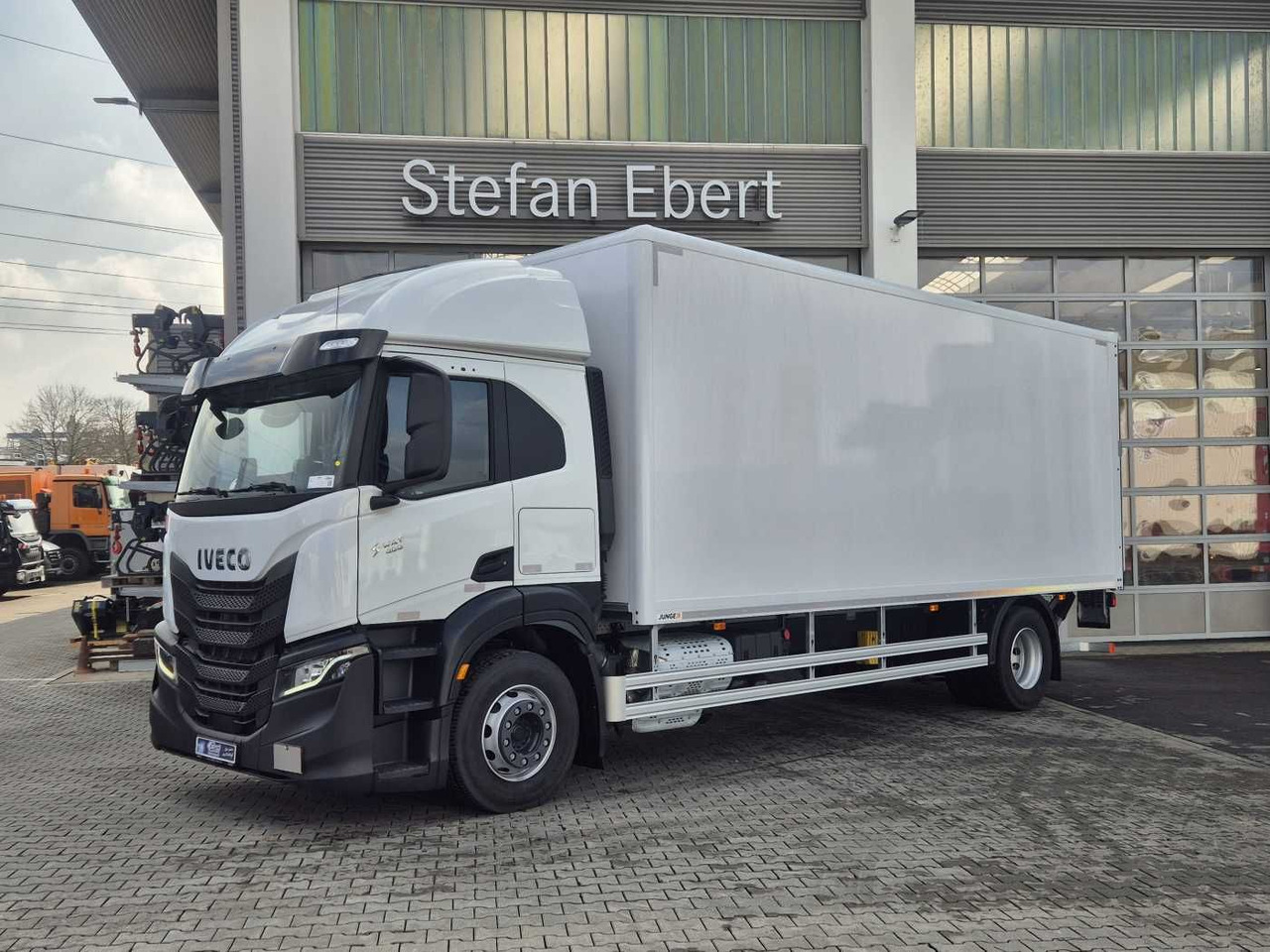 Iveco S Way AT190S40/P LBW Tür AHK Navi Bett - 厢式卡车:图2 Iveco S Way AT190S40/P LBW Tür AHK Navi Bett - 厢式卡车:图2