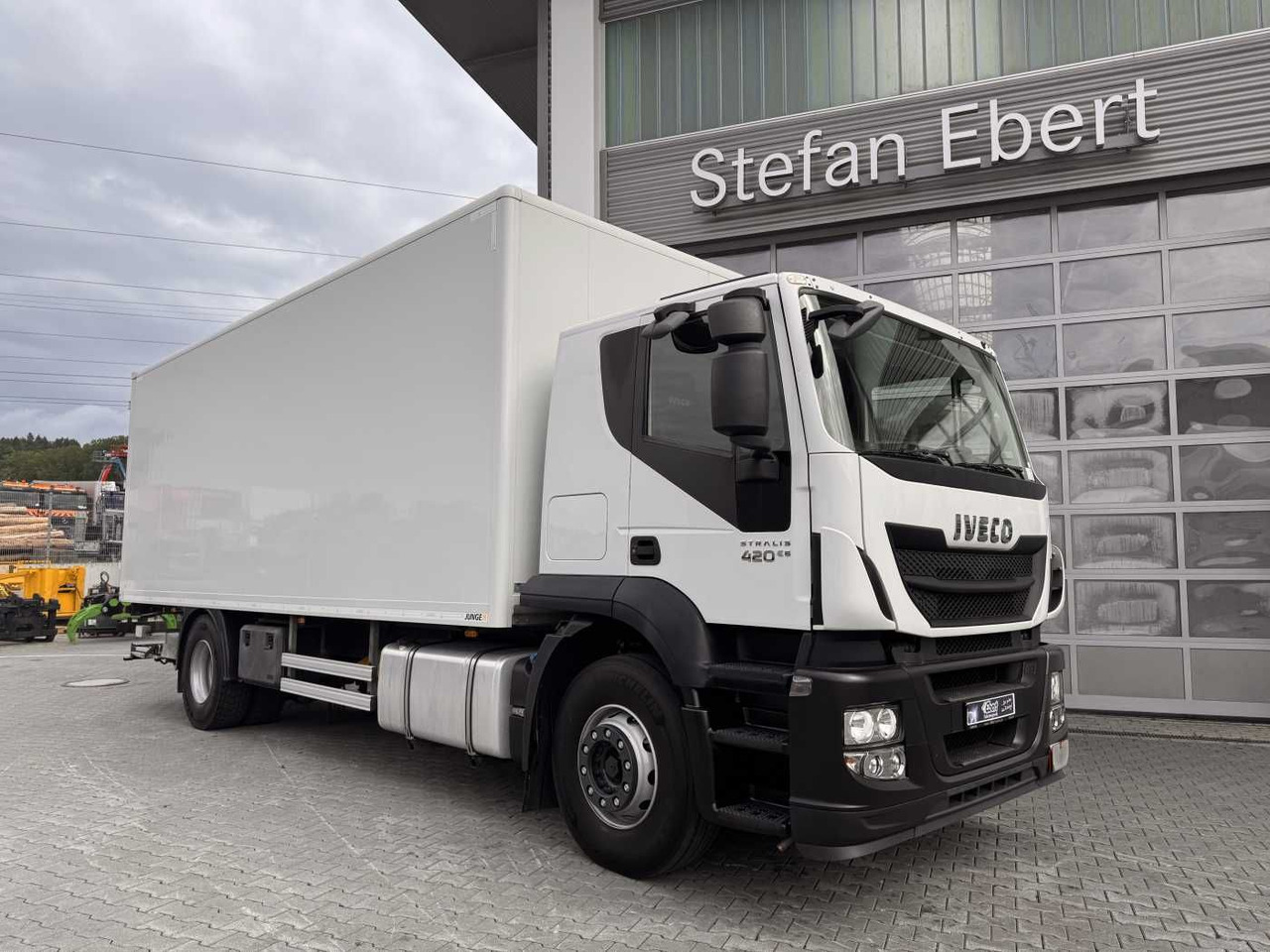 Iveco Stralis AT190S42/FP-D 4x2 Koffer+LBW faltbar AHK - 厢式卡车:图1 Iveco Stralis AT190S42/FP-D 4x2 Koffer+LBW faltbar AHK - 厢式卡车:图1