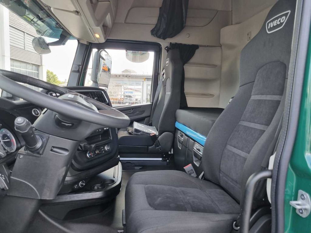 Interior photo 1: 新的 木材运输车, 起重车 Iveco X-Way AS300X57 Z/P HR ON+ 6x4 (6x6 Hi Traction) Iveco X-Way AS300X57 Z/P HR ON+ 6x4 (6x6 Hi Traction)