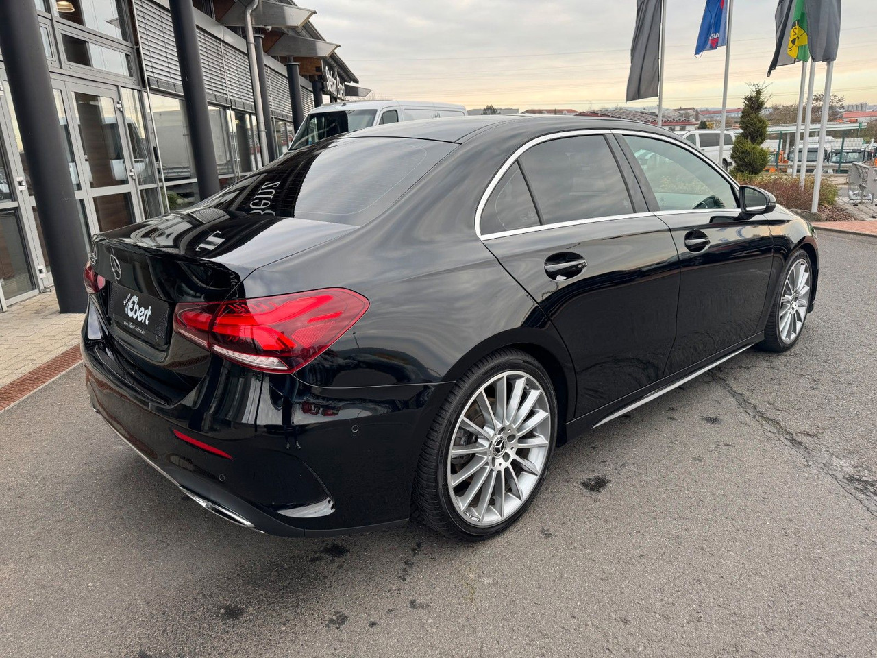 Mercedes-Benz A 200 AMG 19"+Ambiente+R-Kamera+Pano+LED+MBUX - 轿车:图4 Mercedes-Benz A 200 AMG 19"+Ambiente+R-Kamera+Pano+LED+MBUX - 轿车:图4