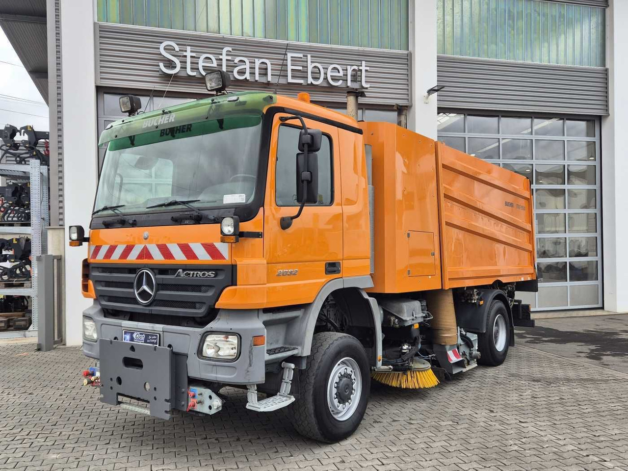 Mercedes-Benz Actros 2032 A 4x4 Bucher STKF 9500 Airport 30x - 道路清扫机:图1 Mercedes-Benz Actros 2032 A 4x4 Bucher STKF 9500 Airport 30x - 道路清扫机:图1