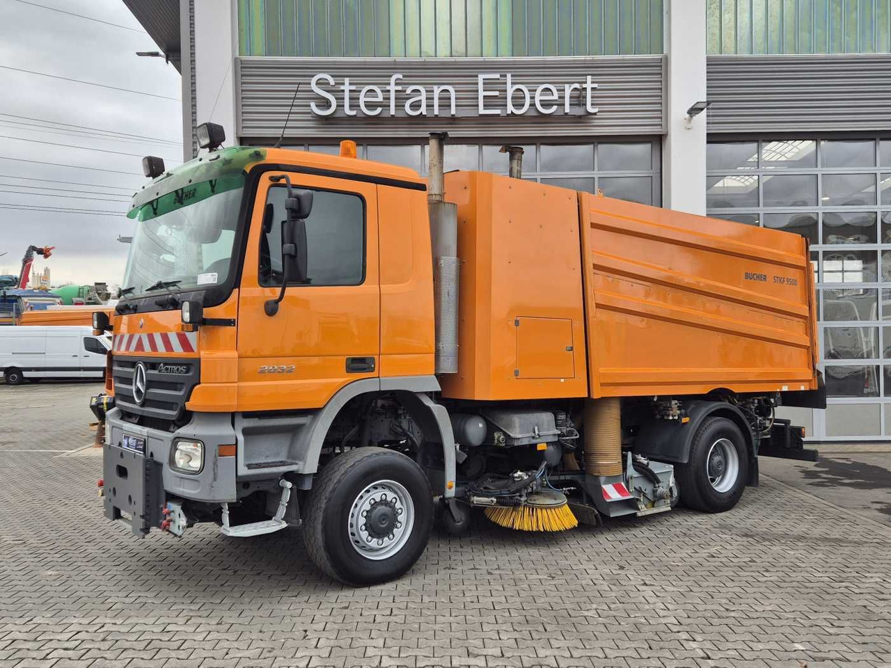 Mercedes-Benz Actros 2032 A 4x4 Bucher STKF 9500 Airport 30x - 道路清扫机:图3 Mercedes-Benz Actros 2032 A 4x4 Bucher STKF 9500 Airport 30x - 道路清扫机:图3