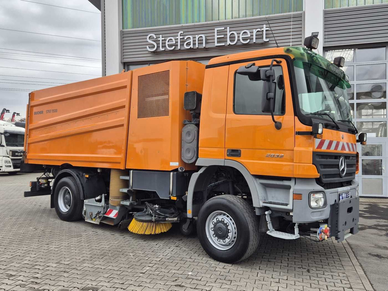 Mercedes-Benz Actros 2032 A 4x4 Bucher STKF 9500 Airport 30x - 道路清扫机:图4 Mercedes-Benz Actros 2032 A 4x4 Bucher STKF 9500 Airport 30x - 道路清扫机:图4