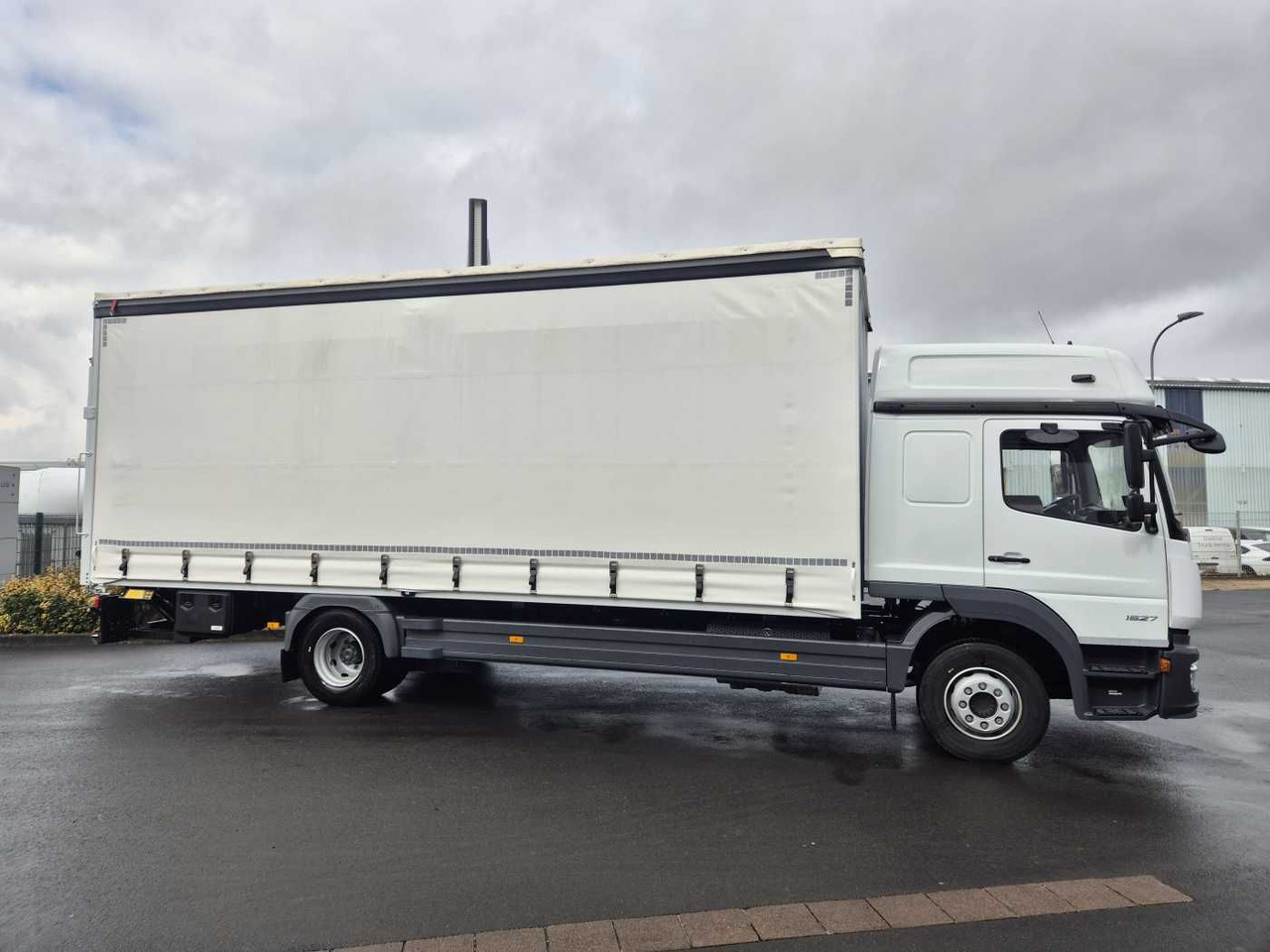 Mercedes-Benz Atego 1527 L L-Haus LBW Palfinger 1.500kg 2 Bett - 侧帘卡车:图4 Mercedes-Benz Atego 1527 L L-Haus LBW Palfinger 1.500kg 2 Bett - 侧帘卡车:图4