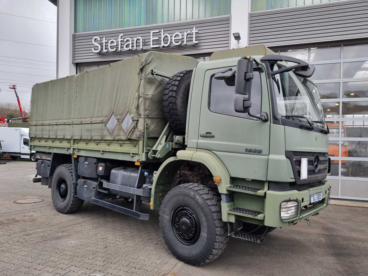Mercedes-Benz Axor 1829 A 4x4 Pritsche/Plane 10 Stück - 侧帘卡车:图5 Mercedes-Benz Axor 1829 A 4x4 Pritsche/Plane 10 Stück - 侧帘卡车:图5