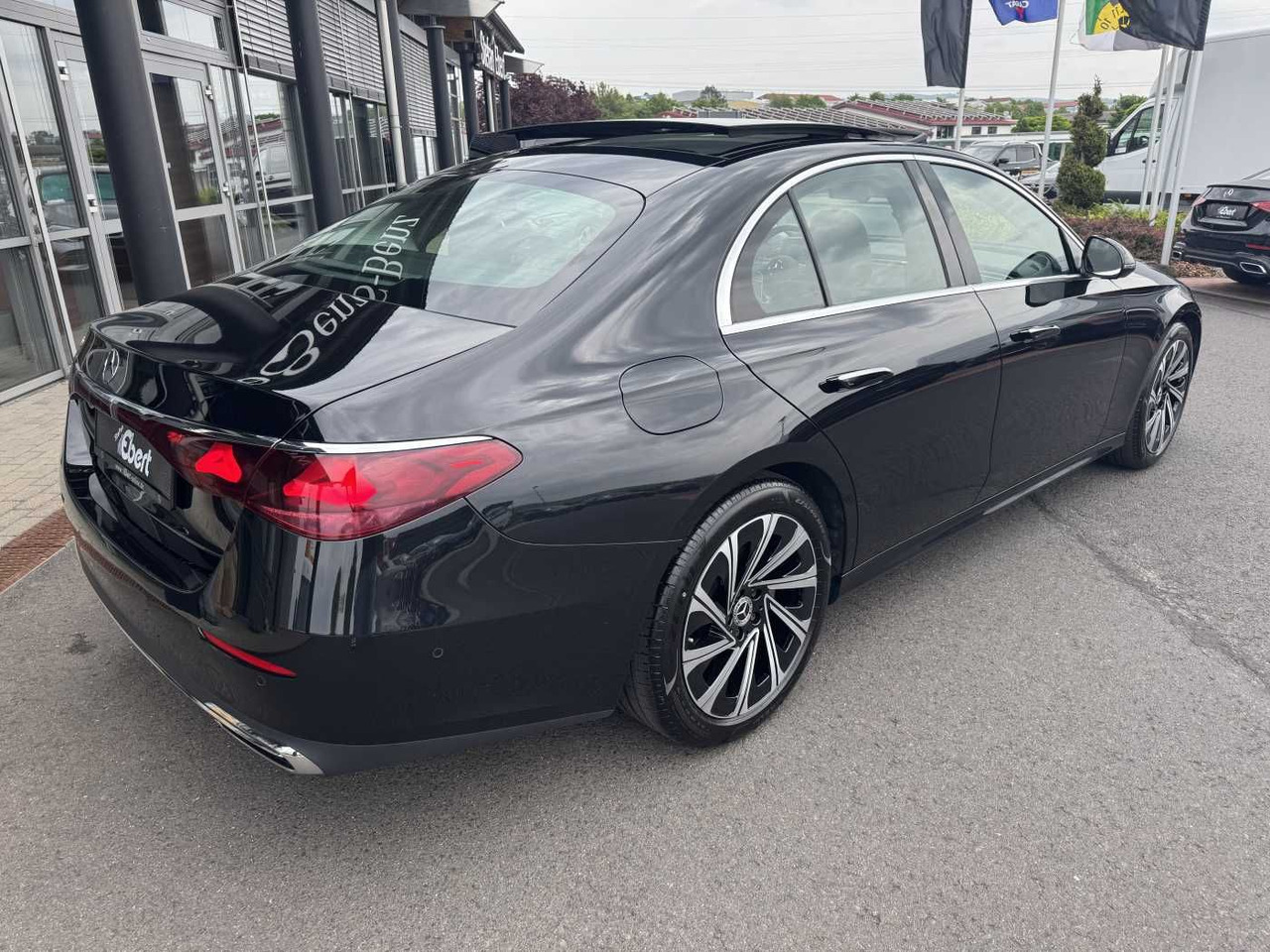 Mercedes-Benz E 200 AVANTGARDE Pano+DistrPro+RFK+TotW+LED - 轿车:图5 Mercedes-Benz E 200 AVANTGARDE Pano+DistrPro+RFK+TotW+LED - 轿车:图5