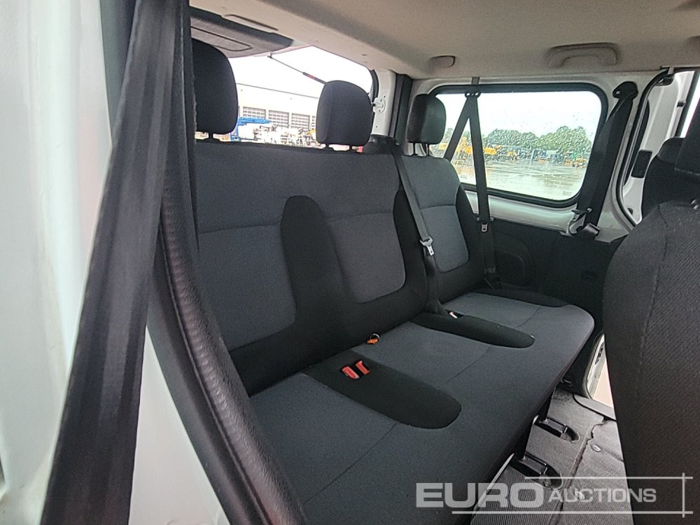 小型客车 2017 Vauxhall Vivaro：图23