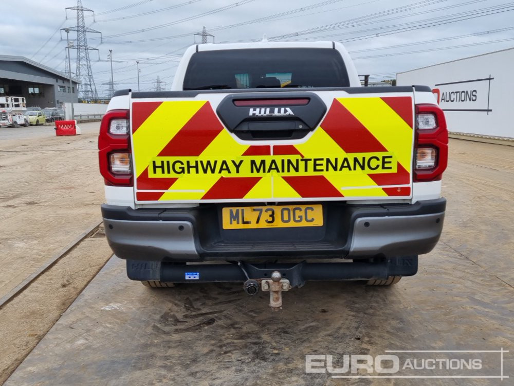 2023 Toyota Hilux Invincible X - 皮卡车:图4 2023 Toyota Hilux Invincible X - 皮卡车:图4