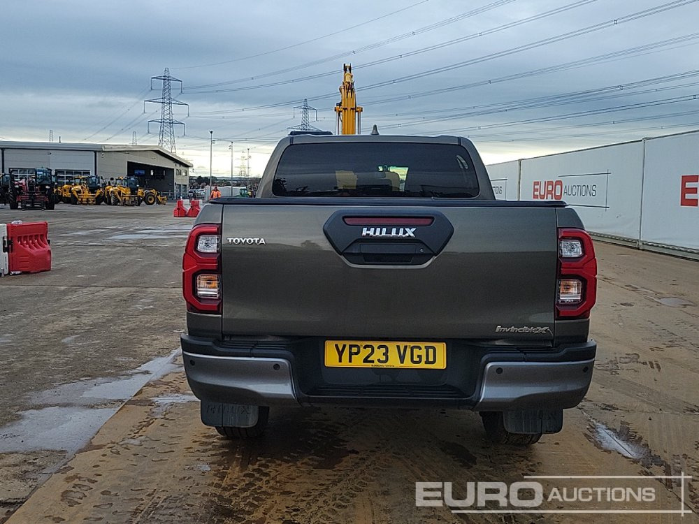 2023 Toyota Hilux Invincible X - 皮卡车:图4 2023 Toyota Hilux Invincible X - 皮卡车:图4