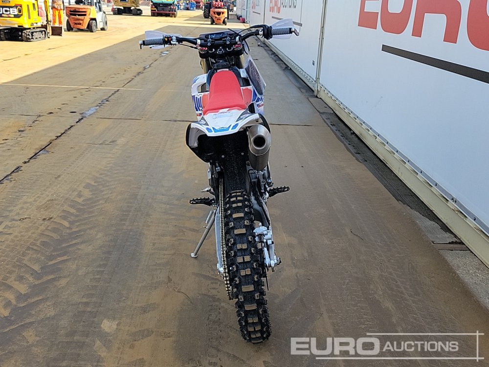 Unused 2025 Apollo Storm 300cc Motorcross Bike, 21" Front, 18" Rear Tyres, Electric Start, Air Cooled, Hydraulic Suspension, Disc Brakes, Lighting Kit (UNASSEMBLED) - 摩托车:图4 Unused 2025 Apollo Storm 300cc Motorcross Bike, 21" Front, 18" Rear Tyres, Electric Start, Air Cooled, Hydraulic Suspension, Disc Brakes, Lighting Kit (UNASSEMBLED) - 摩托车:图4