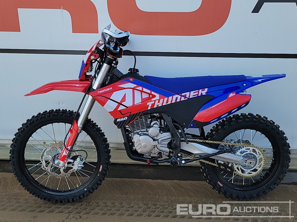 Unused 2025 Apollo Thunder 250cc Motorcross Bike, 21" Front, 18" Rear Tyres, Electric Start, Air Cooled, Hydraulic Suspension, Disc Brakes, Lighting Kit (UNASSEMBLED) - 摩托车:图2 Unused 2025 Apollo Thunder 250cc Motorcross Bike, 21" Front, 18" Rear Tyres, Electric Start, Air Cooled, Hydraulic Suspension, Disc Brakes, Lighting Kit (UNASSEMBLED) - 摩托车:图2
