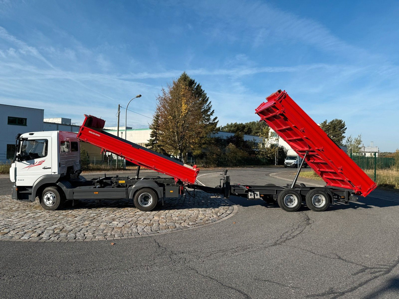 Mercedes-Benz Atego 1023 + Anhänger Dreiseitenkipper - 翻斗车:图2 Mercedes-Benz Atego 1023 + Anhänger Dreiseitenkipper - 翻斗车:图2