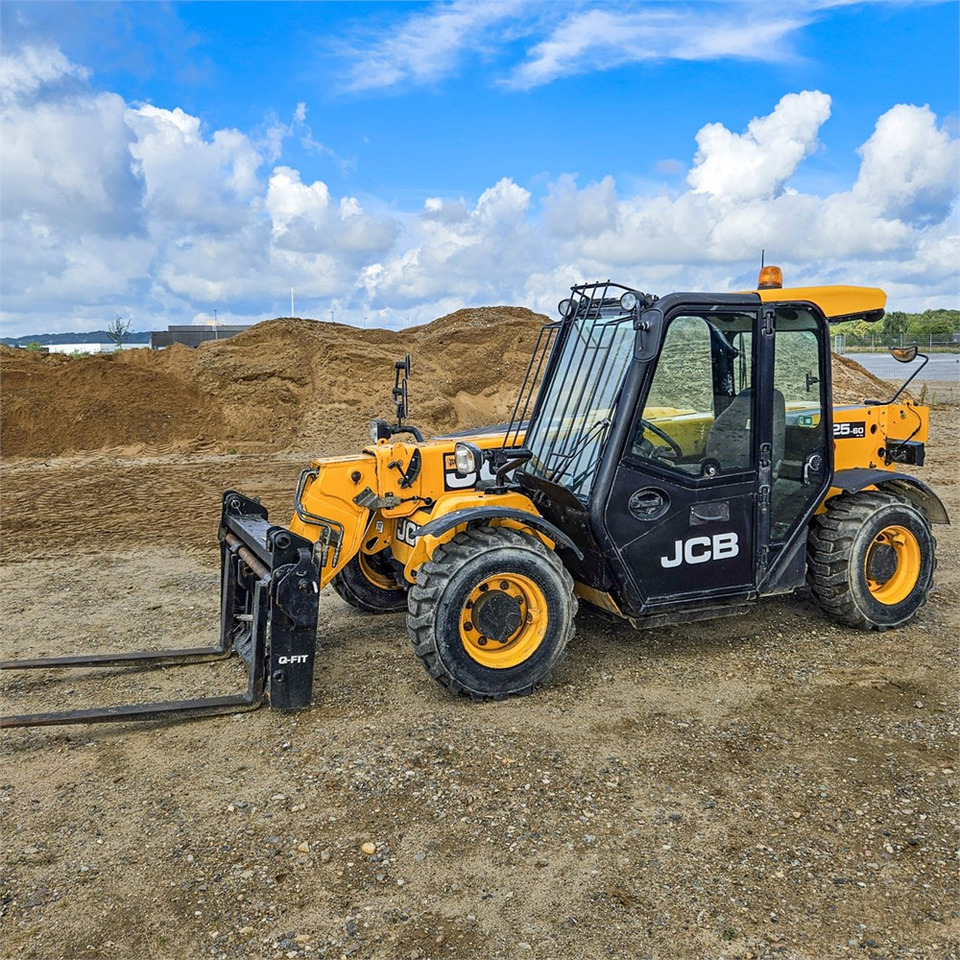 JCB 525-60T4 - 伸缩臂叉装车:图1 JCB 525-60T4 - 伸缩臂叉装车:图1