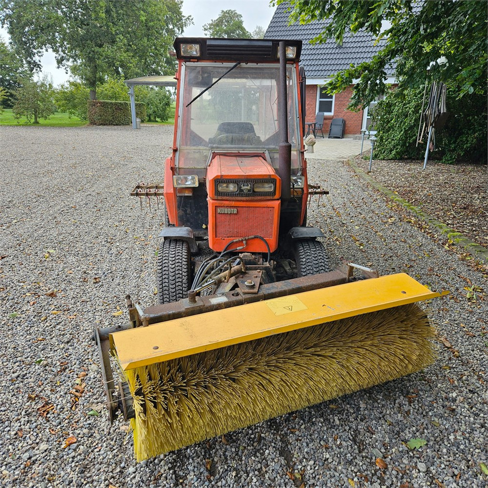 Kubota B8200 - 市政牵引车:图3 Kubota B8200 - 市政牵引车:图3