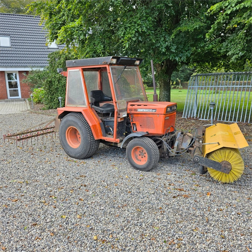 Kubota B8200 - 市政牵引车:图1 Kubota B8200 - 市政牵引车:图1