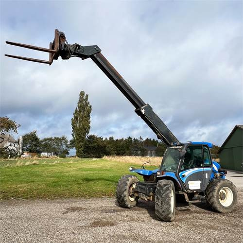 New Holland LM435 A - 伸缩臂叉装车:图3 New Holland LM435 A - 伸缩臂叉装车:图3