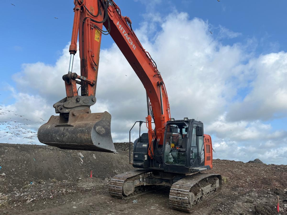 Hitachi ZX 225USLC-5B - 履带式挖掘机:图1 Hitachi ZX 225USLC-5B - 履带式挖掘机:图1
