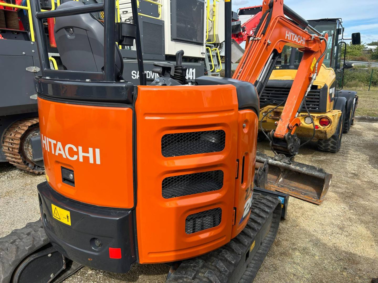 HITACHI ZX26U-6 - 履带式挖掘机:图3 HITACHI ZX26U-6 - 履带式挖掘机:图3