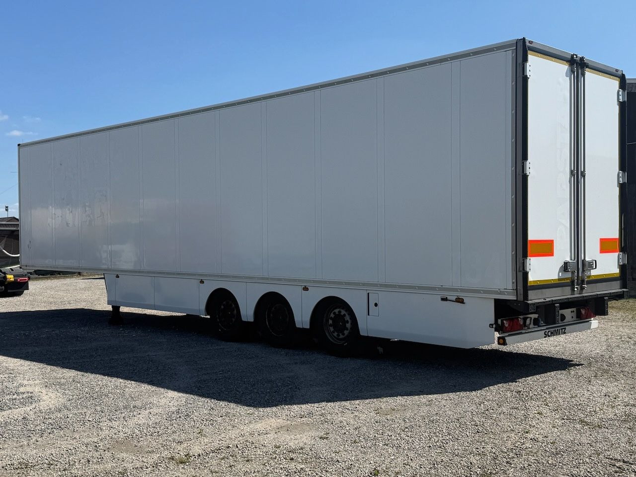 Schmitz Cargobull SKO 24 Doppelstock-Koffer mit Türen isoliert - 封闭厢式半拖车:图2 Schmitz Cargobull SKO 24 Doppelstock-Koffer mit Türen isoliert - 封闭厢式半拖车:图2
