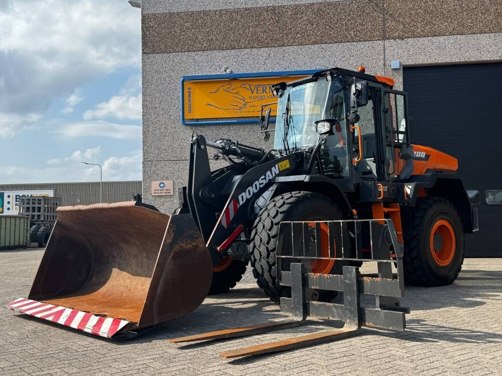Doosan DEVELON/DOOSAN DL200-7, central lubrication, 2022 - 轮式挖掘机:图1 Doosan DEVELON/DOOSAN DL200-7, central lubrication, 2022 - 轮式挖掘机:图1