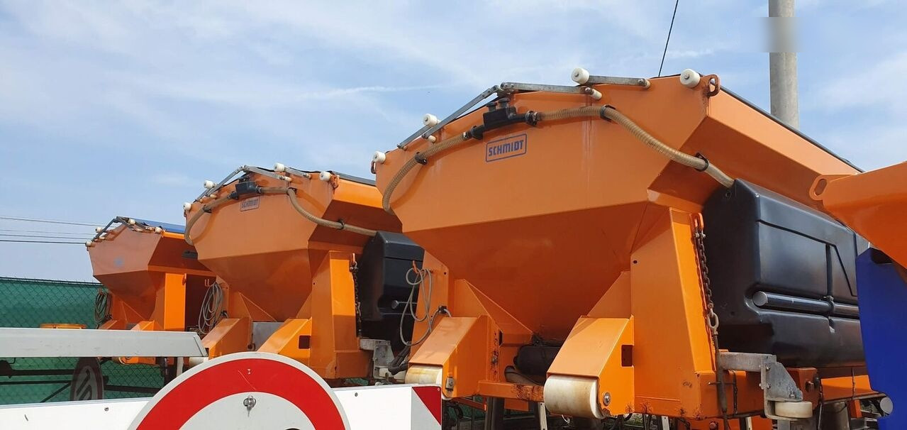 Schmidt Solarko piaskarka SCHMIDT STRATOS 5m3 20 - 撒沙机/ 撒盐机 适用于 市政/ 专用车辆:图2 Schmidt Solarko piaskarka SCHMIDT STRATOS 5m3 20 - 撒沙机/ 撒盐机 适用于 市政/ 专用车辆:图2