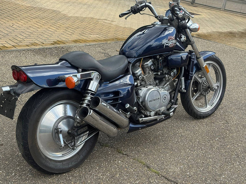 Honda Magna VF750C - 摩托车:图2 Honda Magna VF750C - 摩托车:图2