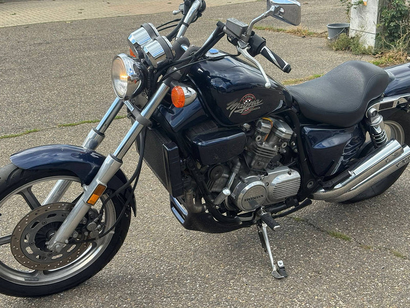 Honda Magna VF750C - 摩托车:图1 Honda Magna VF750C - 摩托车:图1