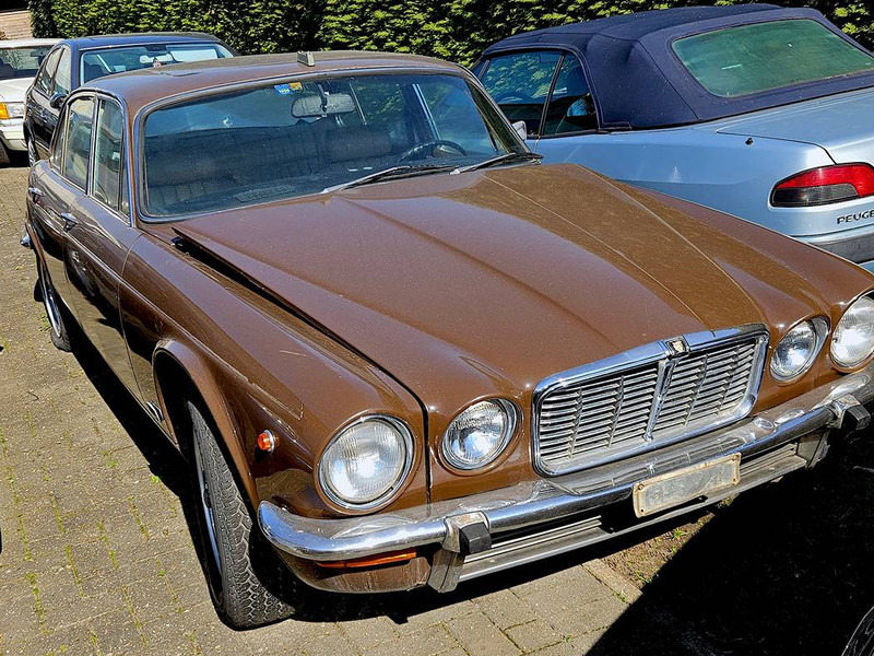 Jaguar 'XJ (series II) 4.2 Manual 4-Speed Overdrive - 轿车:图1 Jaguar 'XJ (series II) 4.2 Manual 4-Speed Overdrive - 轿车:图1