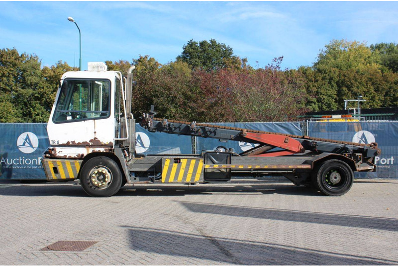 Terberg YT222 - 码头牵引车:图2 Terberg YT222 - 码头牵引车:图2