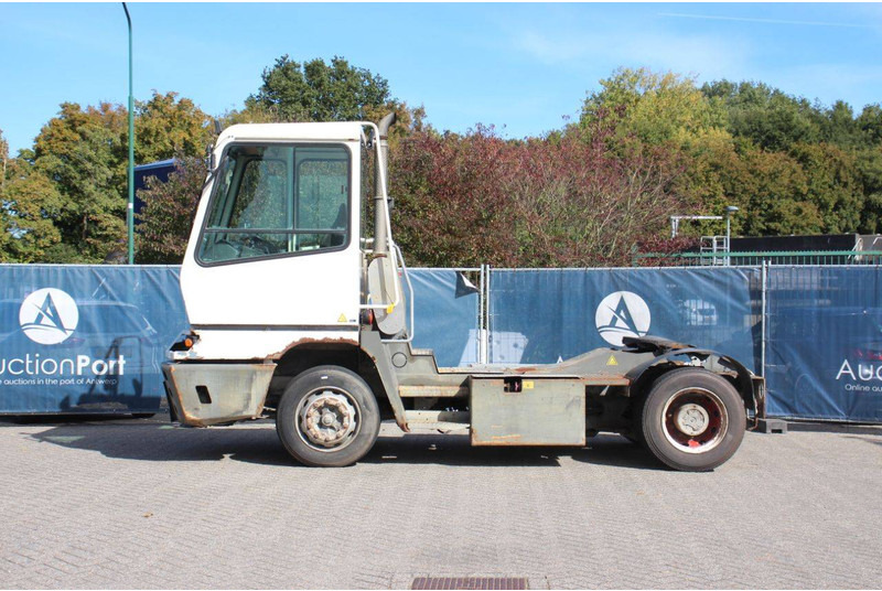 Terberg YT222 - 码头牵引车:图2 Terberg YT222 - 码头牵引车:图2
