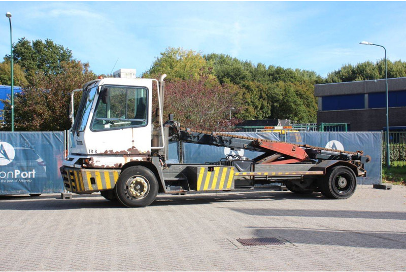 Terberg YT222 - 码头牵引车:图1 Terberg YT222 - 码头牵引车:图1