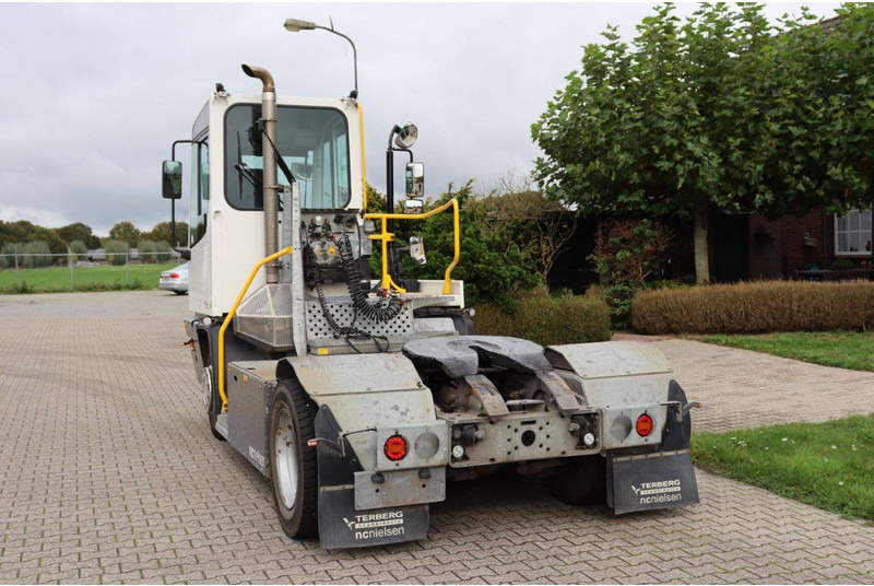 Terberg YT223 - 码头牵引车:图5 Terberg YT223 - 码头牵引车:图5