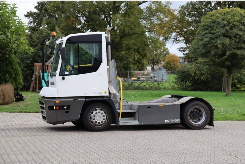 Terberg YT223 - 码头牵引车:图1 Terberg YT223 - 码头牵引车:图1