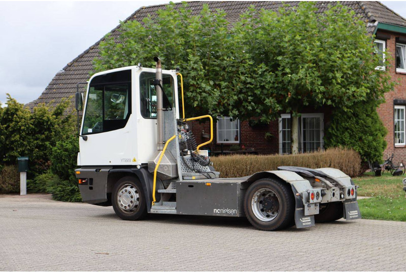 Terberg YT223 - 码头牵引车:图3 Terberg YT223 - 码头牵引车:图3