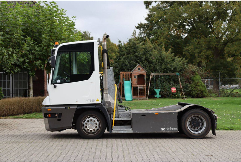 Terberg YT223 - 码头牵引车:图2 Terberg YT223 - 码头牵引车:图2