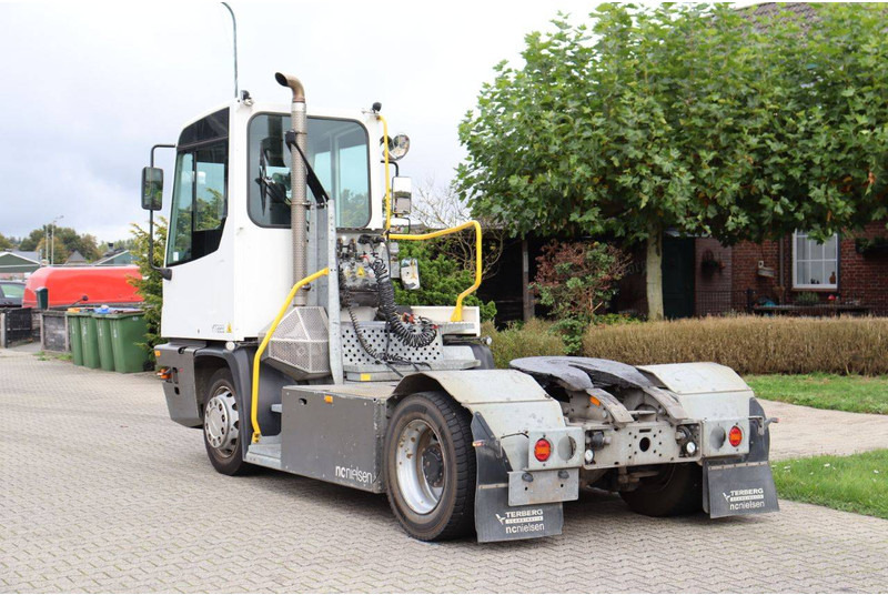 Terberg YT223 - 码头牵引车:图4 Terberg YT223 - 码头牵引车:图4