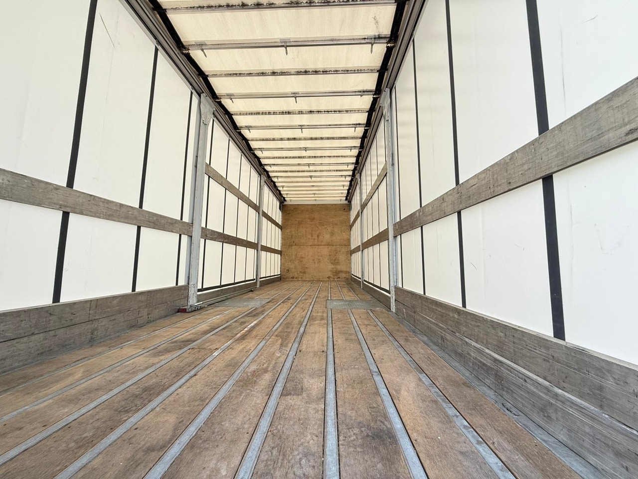 MERCEDES BENZ 18.27 Antos E6 (Tauliner) 租赁 MERCEDES BENZ 18.27 Antos E6 (Tauliner)：图10
