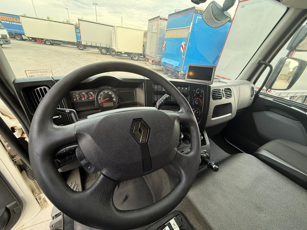 RENAULT D12.240 E6 (Tauliner) - 侧帘卡车:图5 RENAULT D12.240 E6 (Tauliner) - 侧帘卡车:图5