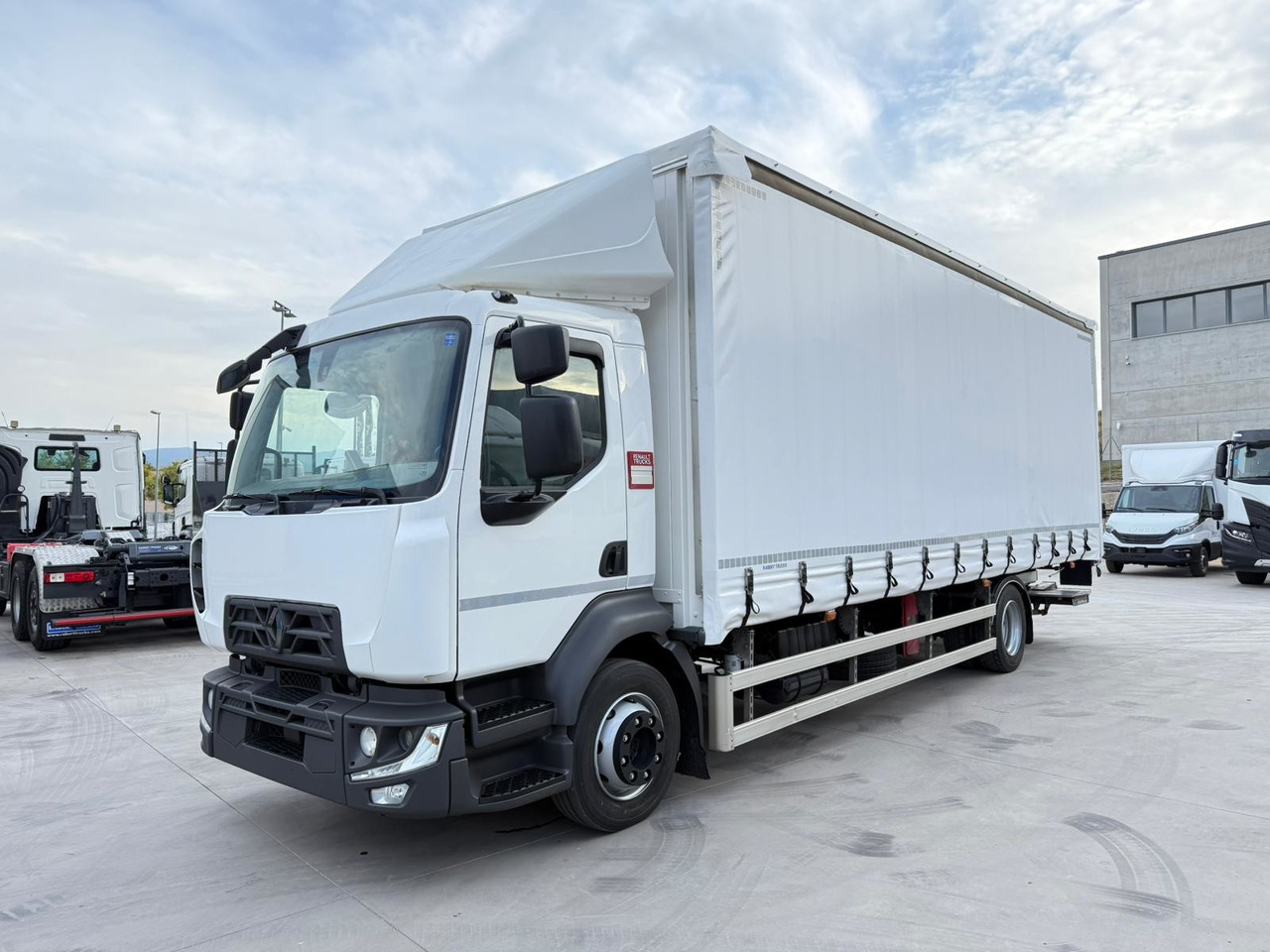 RENAULT D12.240 E6 (Tauliner) - 侧帘卡车:图1 RENAULT D12.240 E6 (Tauliner) - 侧帘卡车:图1